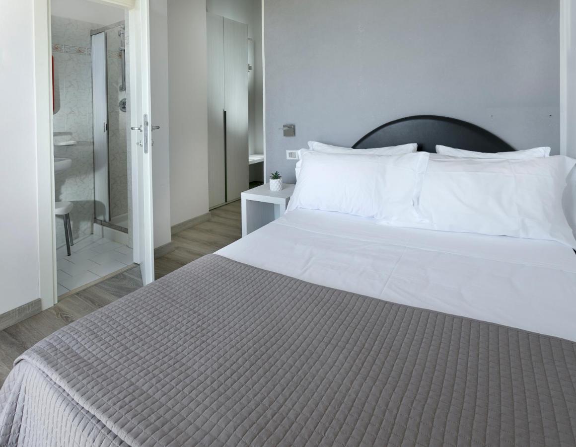 Hotel Zanarini In Centro A Riccione Eksteriør billede