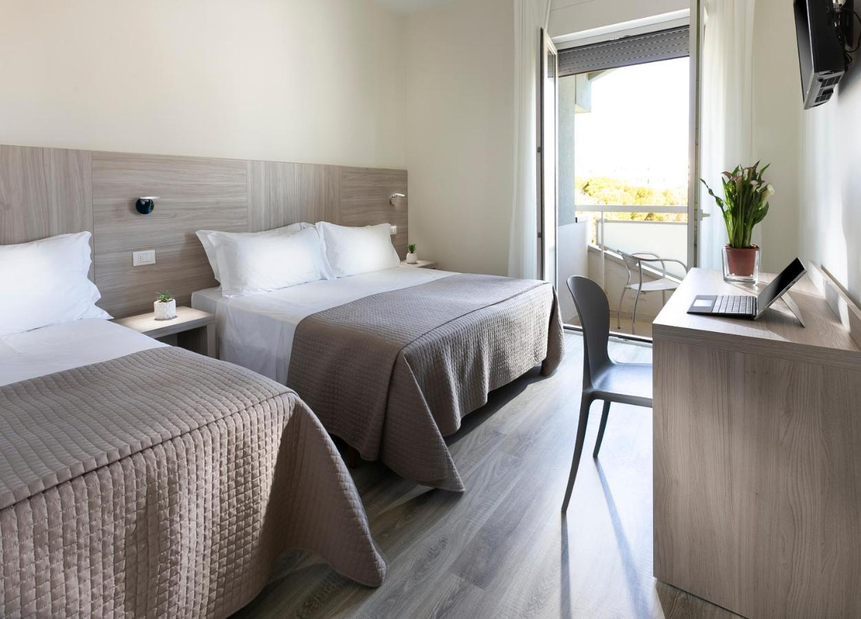 Hotel Zanarini In Centro A Riccione Eksteriør billede