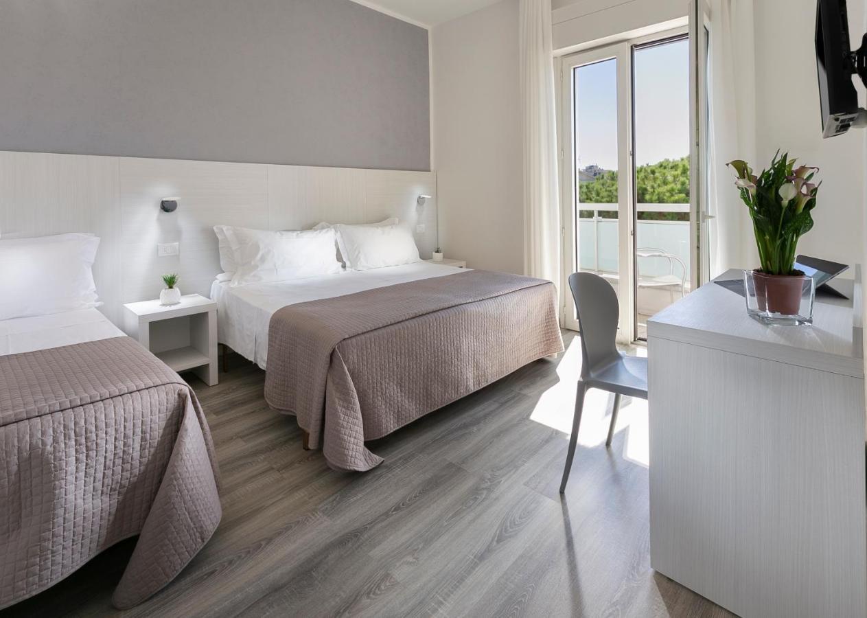 Hotel Zanarini In Centro A Riccione Eksteriør billede
