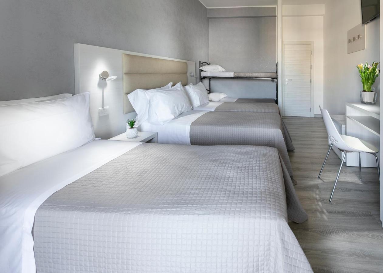 Hotel Zanarini In Centro A Riccione Eksteriør billede