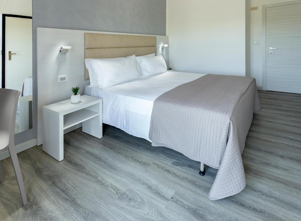 Hotel Zanarini In Centro A Riccione Eksteriør billede