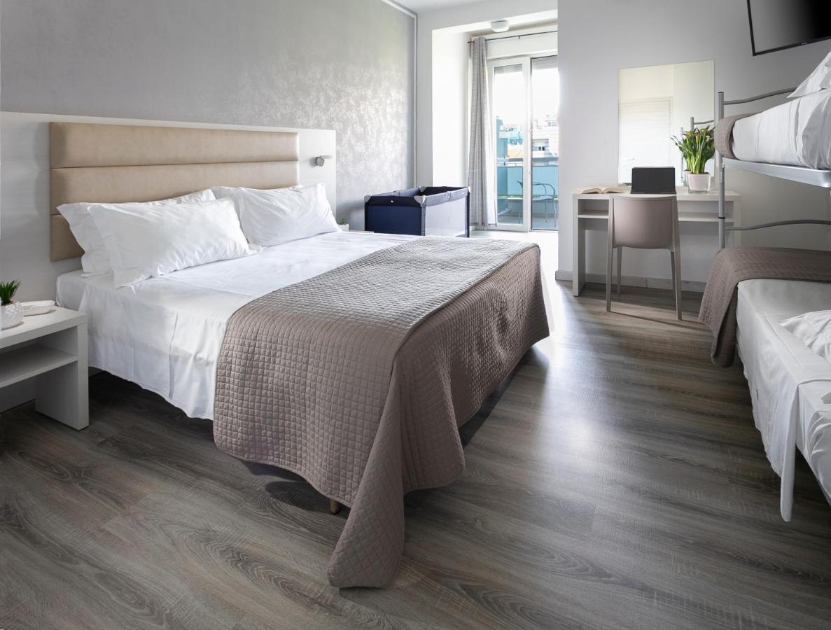 Hotel Zanarini In Centro A Riccione Eksteriør billede