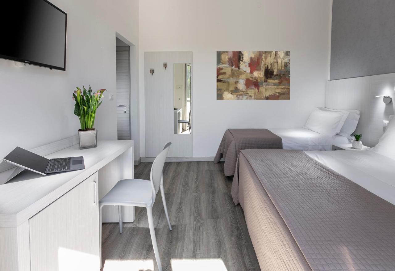 Hotel Zanarini In Centro A Riccione Eksteriør billede
