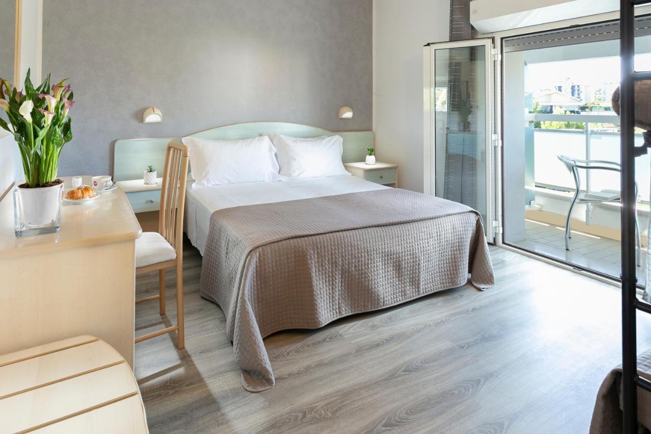Hotel Zanarini In Centro A Riccione Eksteriør billede