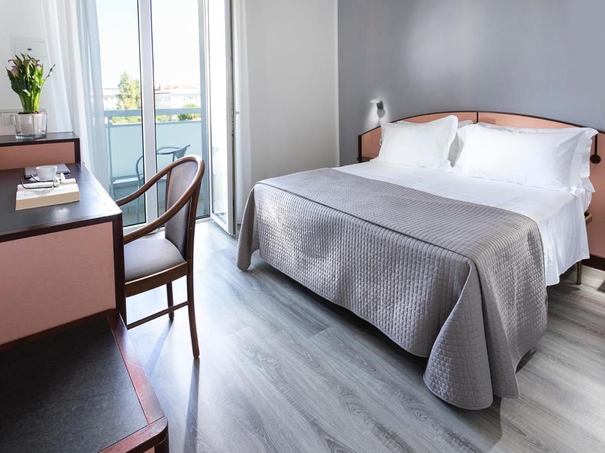 Hotel Zanarini In Centro A Riccione Eksteriør billede