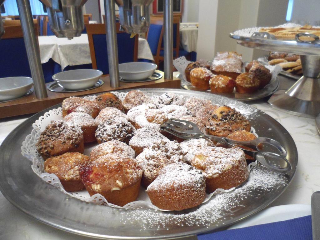 Hotel Zanarini In Centro A Riccione Eksteriør billede