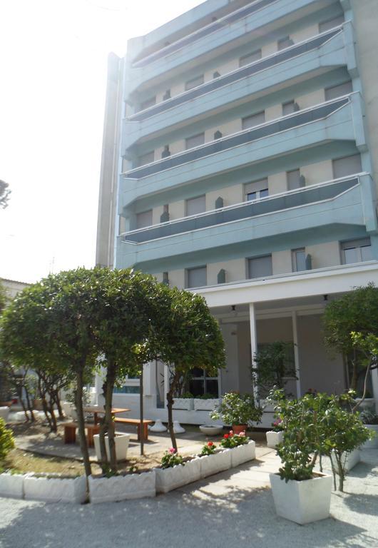 Hotel Zanarini In Centro A Riccione Eksteriør billede