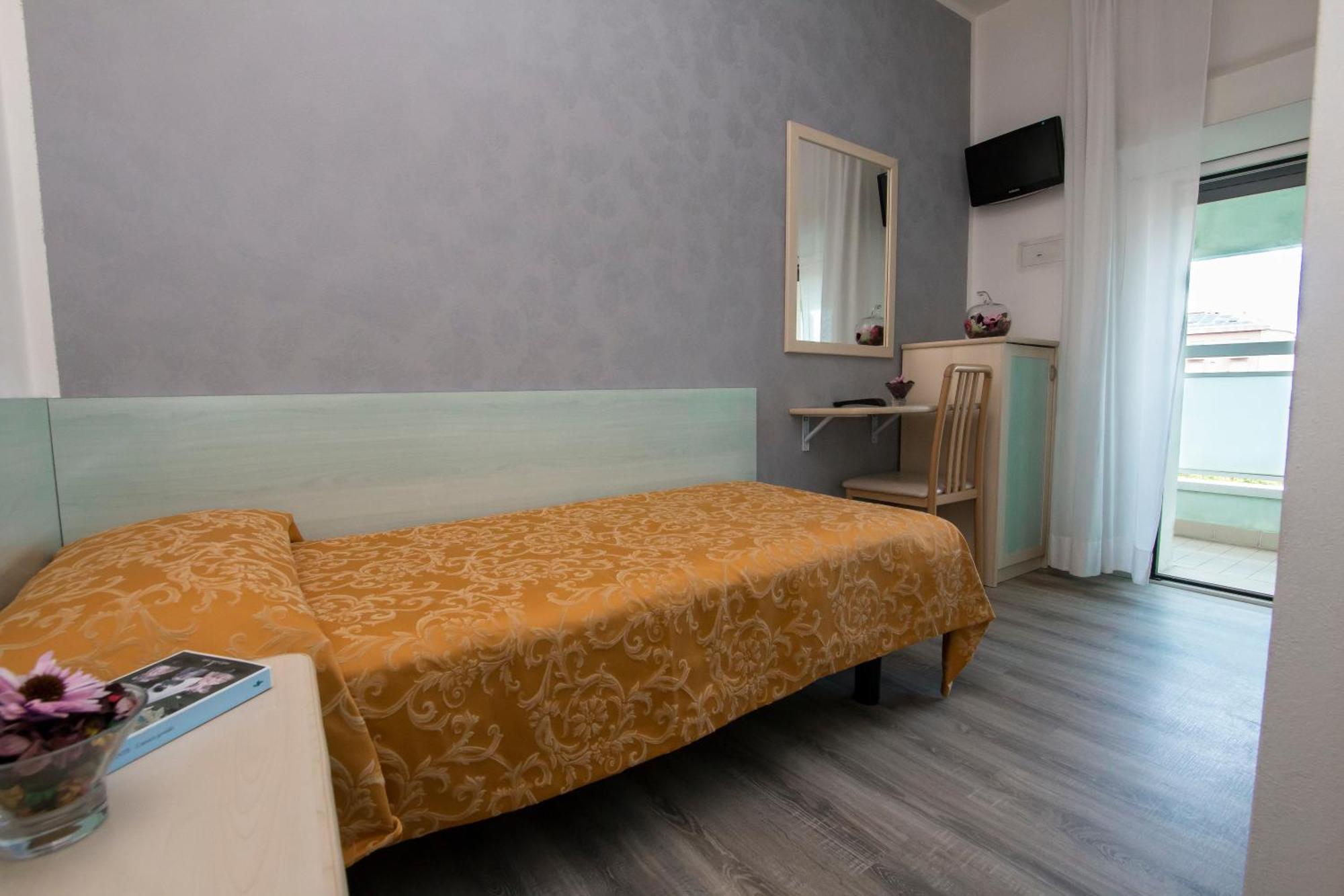 Hotel Zanarini In Centro A Riccione Eksteriør billede