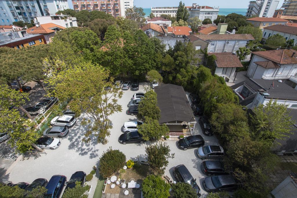 Hotel Zanarini In Centro A Riccione Eksteriør billede