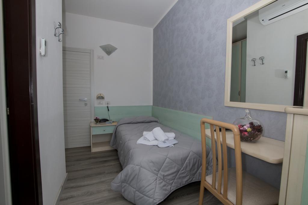 Hotel Zanarini In Centro A Riccione Værelse billede
