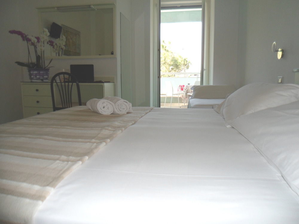 Hotel Zanarini In Centro A Riccione Eksteriør billede