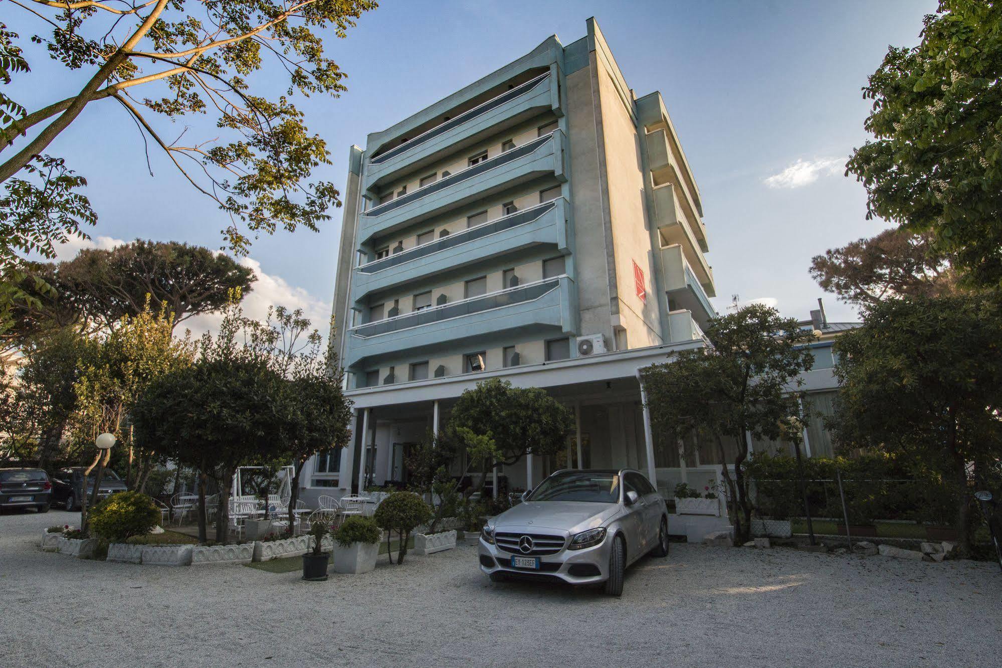 Hotel Zanarini In Centro A Riccione Eksteriør billede