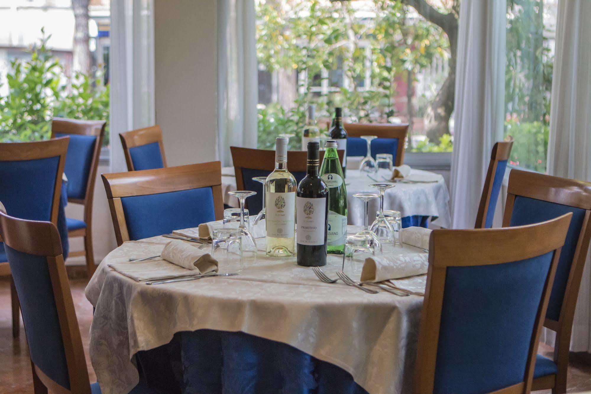 Hotel Zanarini In Centro A Riccione Eksteriør billede