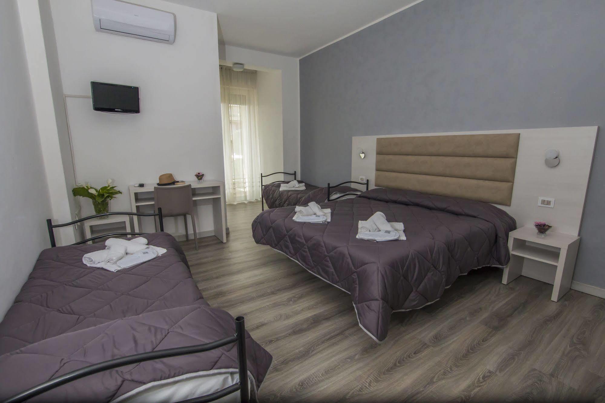 Hotel Zanarini In Centro A Riccione Eksteriør billede