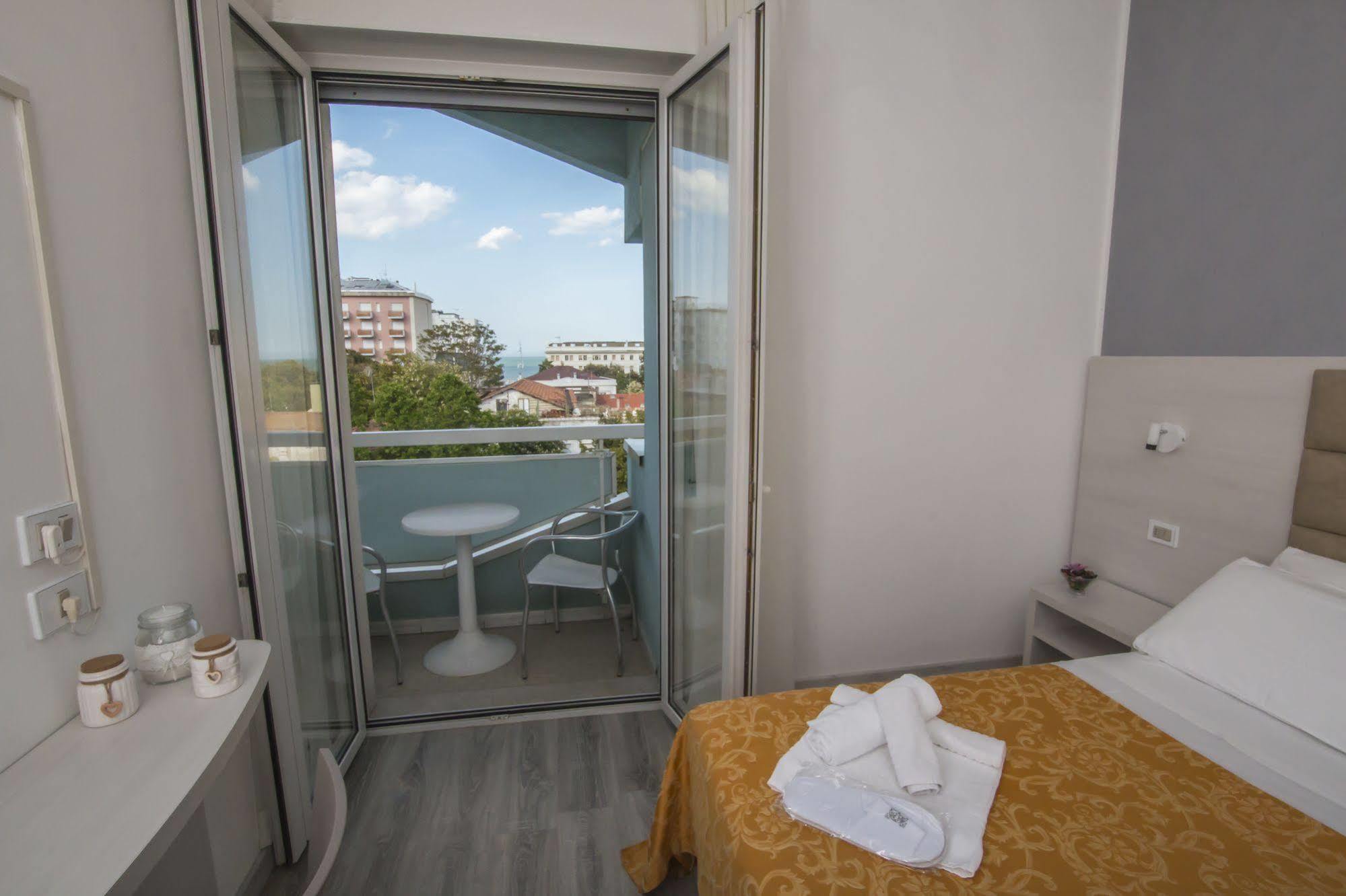 Hotel Zanarini In Centro A Riccione Eksteriør billede