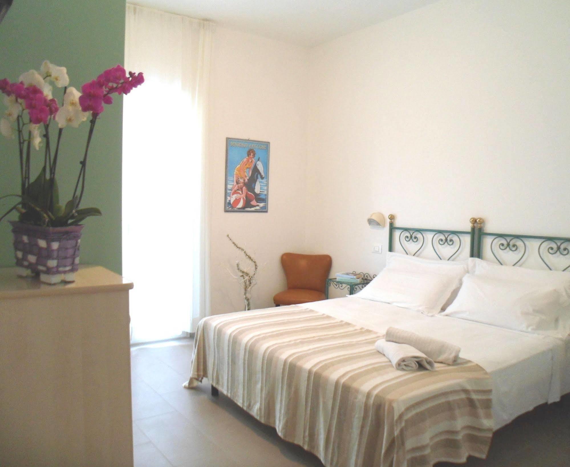 Hotel Zanarini In Centro A Riccione Eksteriør billede