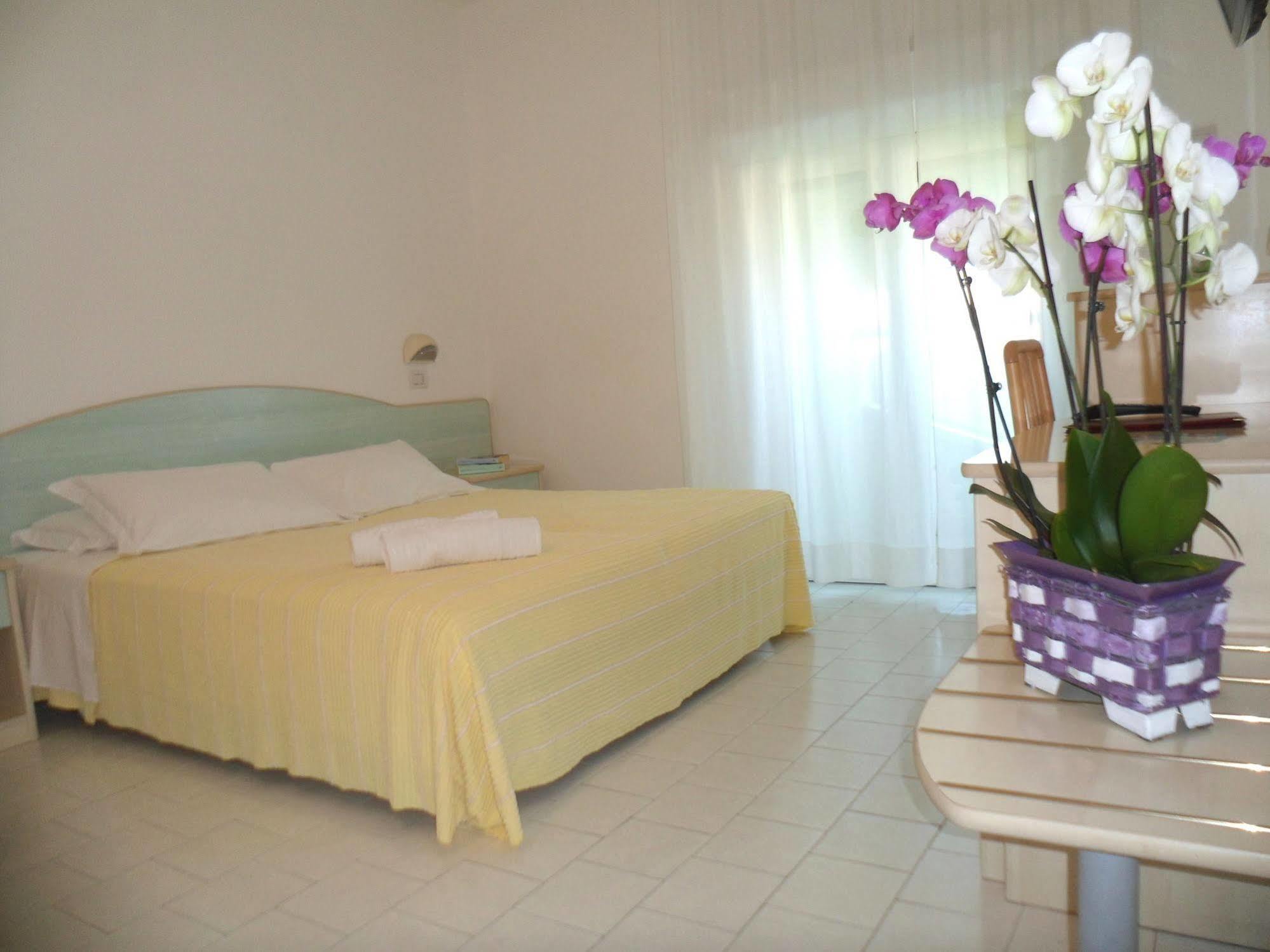 Hotel Zanarini In Centro A Riccione Eksteriør billede