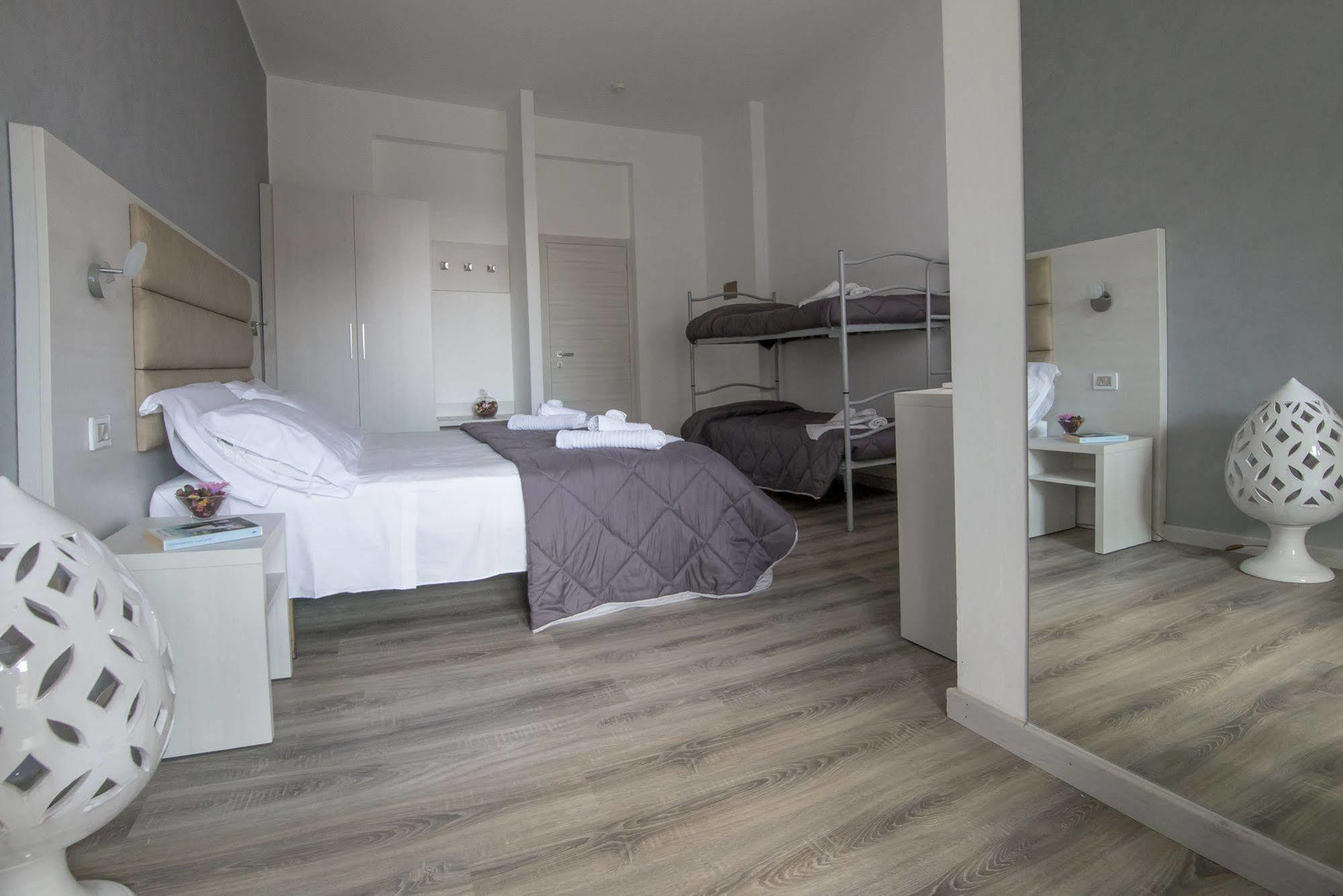 Hotel Zanarini In Centro A Riccione Eksteriør billede