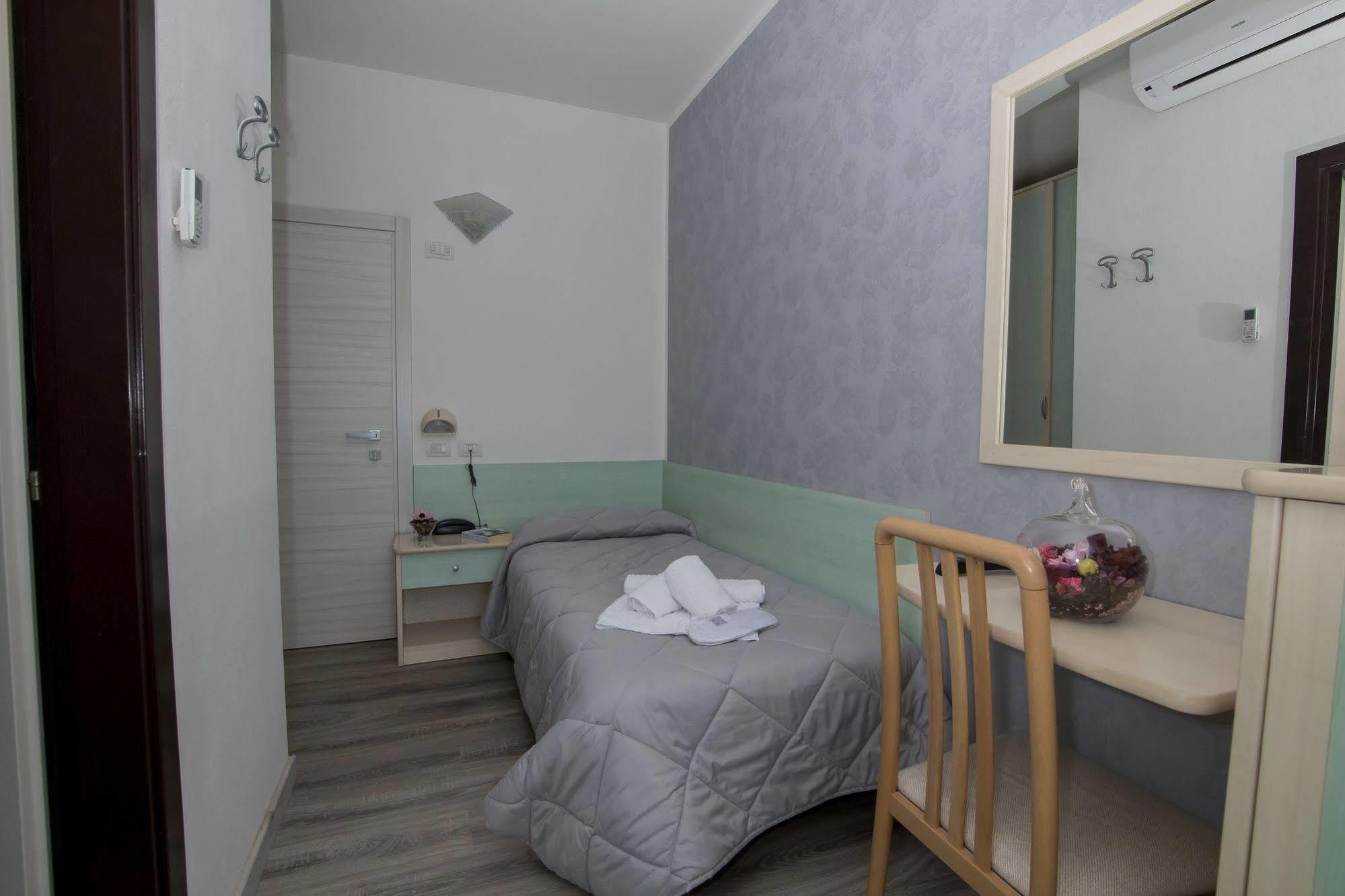 Hotel Zanarini In Centro A Riccione Eksteriør billede