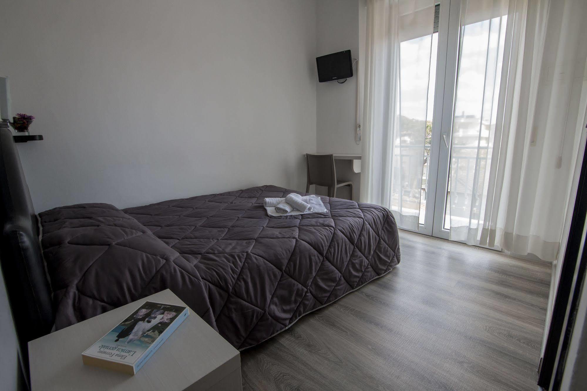 Hotel Zanarini In Centro A Riccione Eksteriør billede