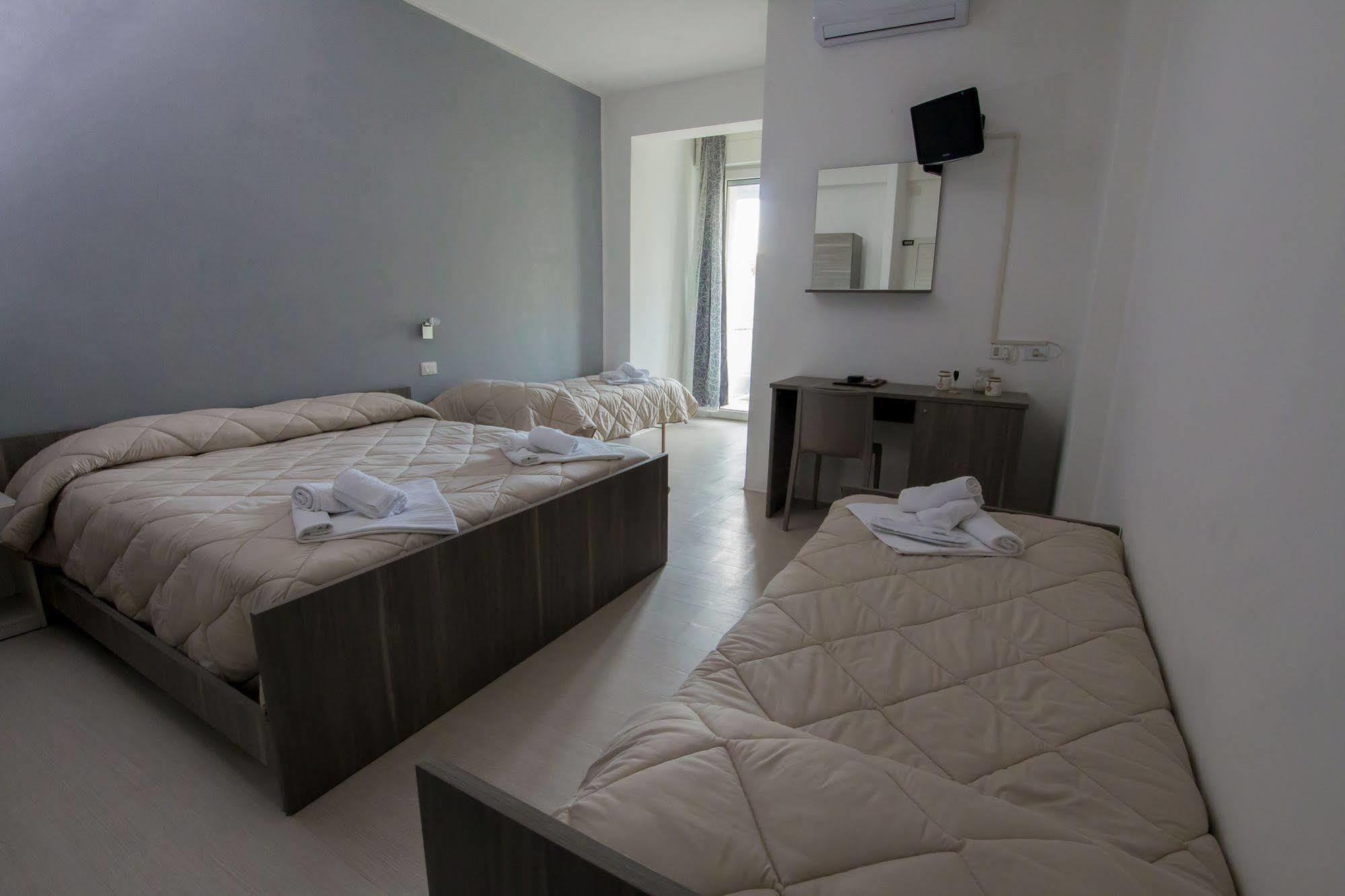 Hotel Zanarini In Centro A Riccione Eksteriør billede