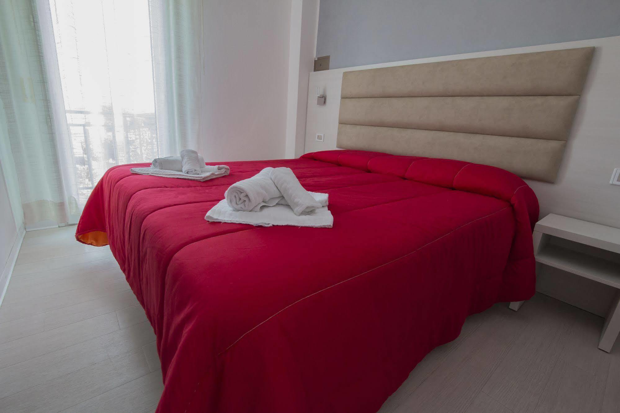 Hotel Zanarini In Centro A Riccione Eksteriør billede