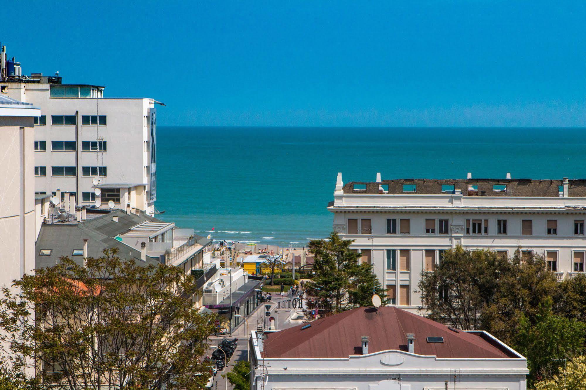 Hotel Zanarini In Centro A Riccione Eksteriør billede