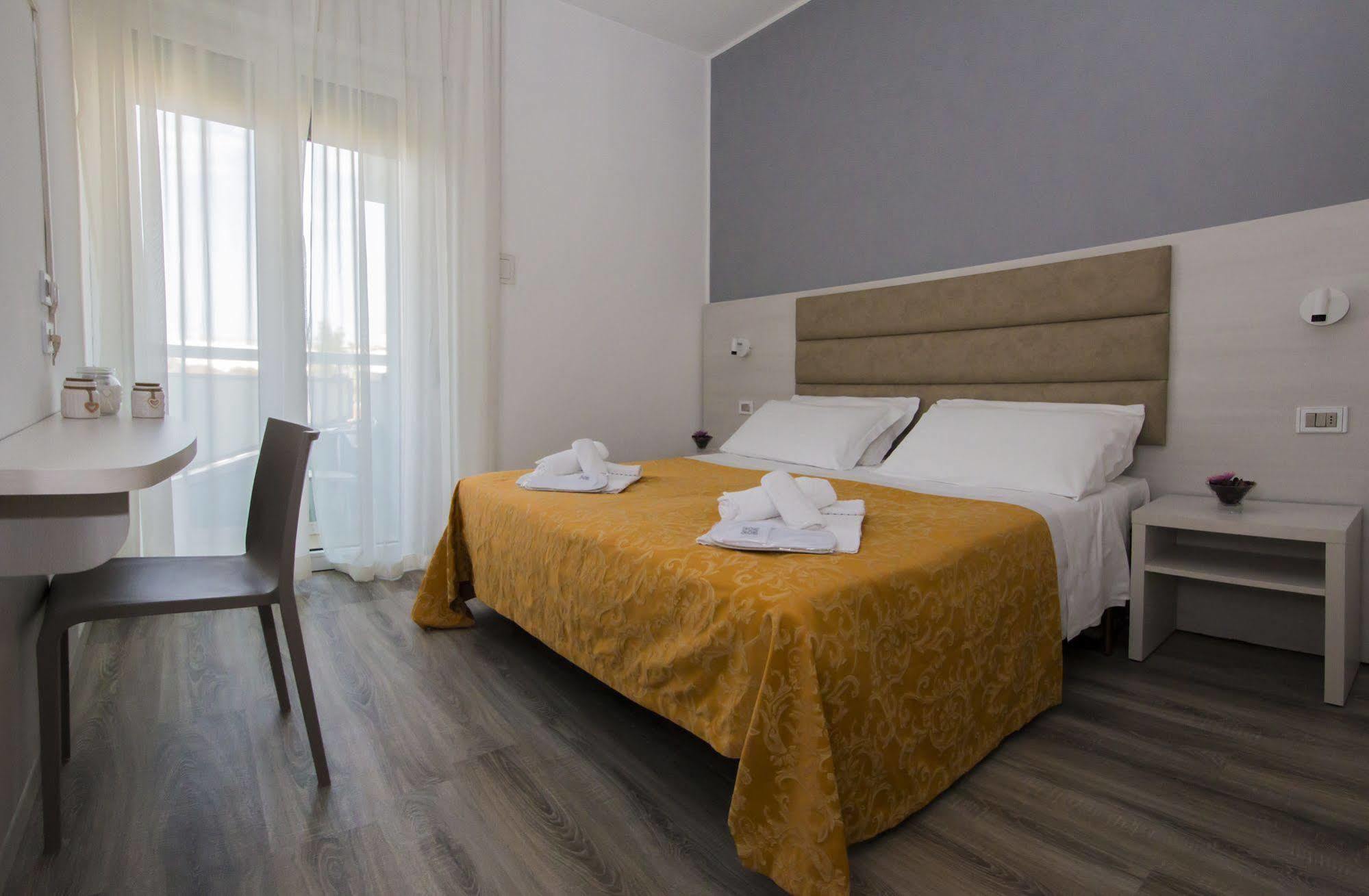 Hotel Zanarini In Centro A Riccione Eksteriør billede